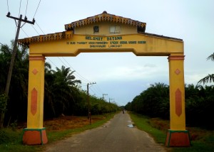 Pintu Gerbang Masuk Kampung Babussalam