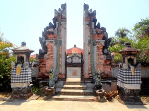 Pintu Pura Agung Masyarakat Hindu Bali di Langkat